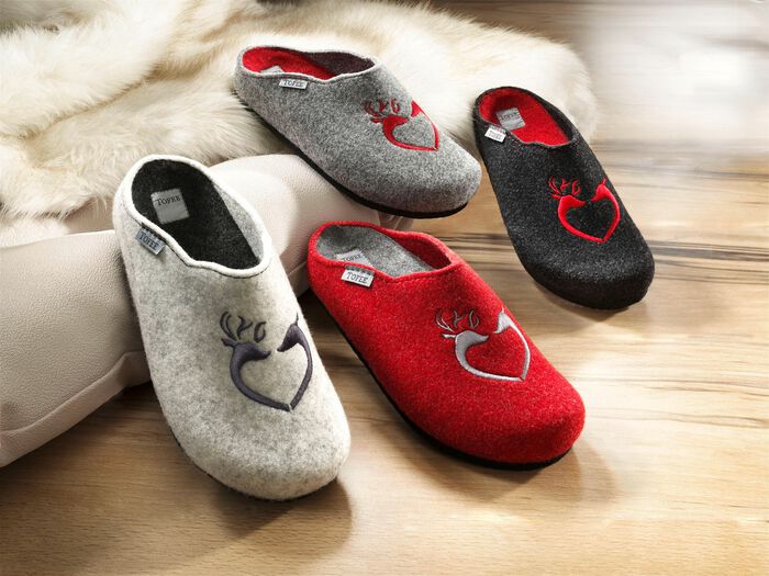 Slippers met rendierborduurwerk 