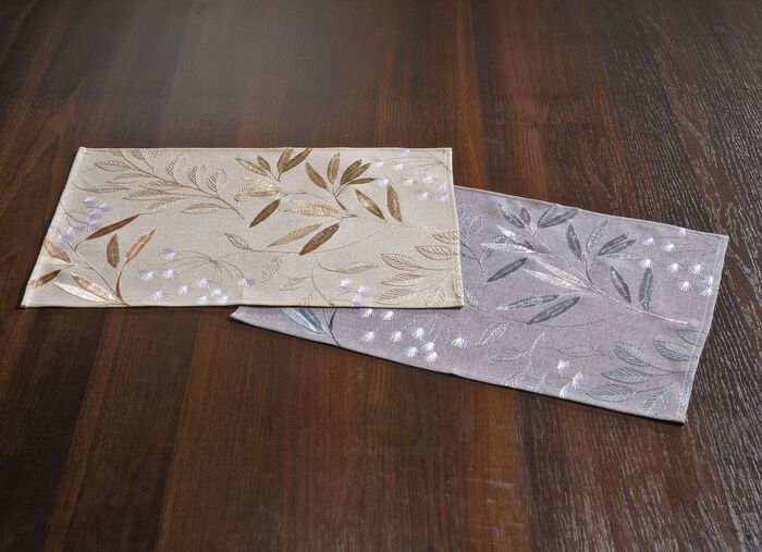 Geborduurde tafel- en kamerdecoratie met gras- en bladmotief 