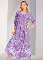 Nachthemd van "Laurina" met kantmotief bij de halslijn 