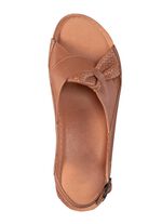 Sandaal van gedeeltelijk geperforeerd nappaleer 