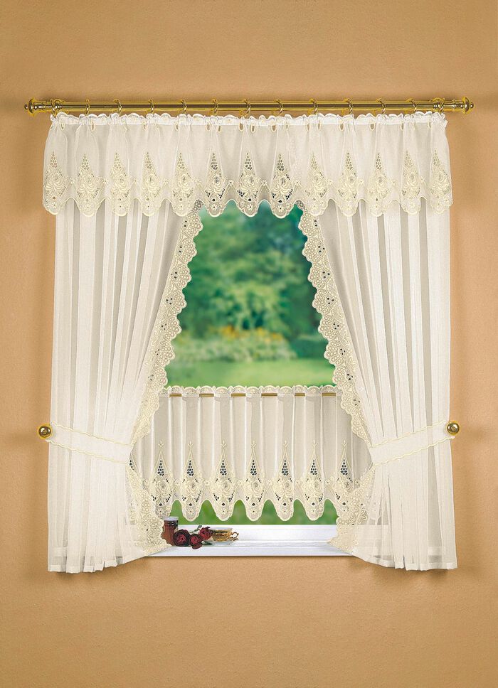 Raamdecoratie met uitgebreid Plauen-borduurwerk 