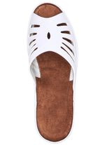 Muiltjes met decoratieve perforaties 