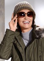 Interessante dameshoed, gemaakt van grof breiwerk VEELKLEURIG