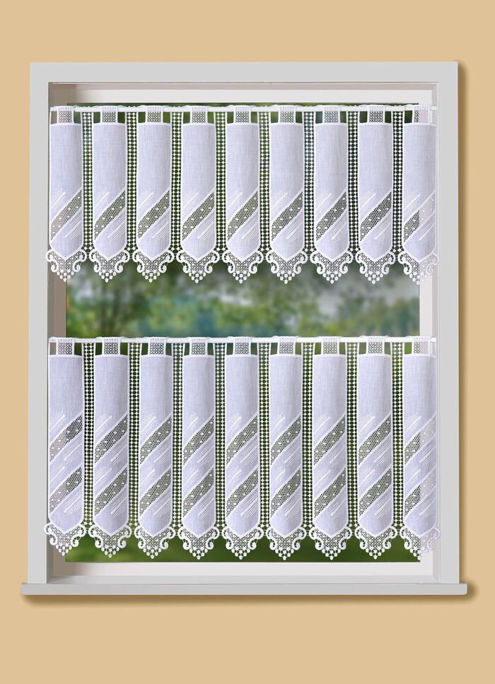 Klein raamgordijn met macram&eacute; afwerking 