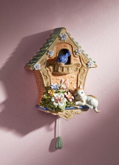 Muziekdoosje in de vorm van een vogelhuisje 