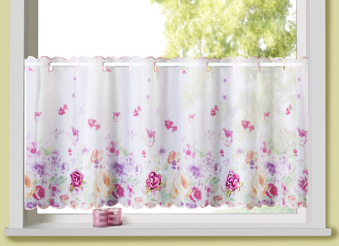 Korte venstervitrage met een zee aan bloemen 