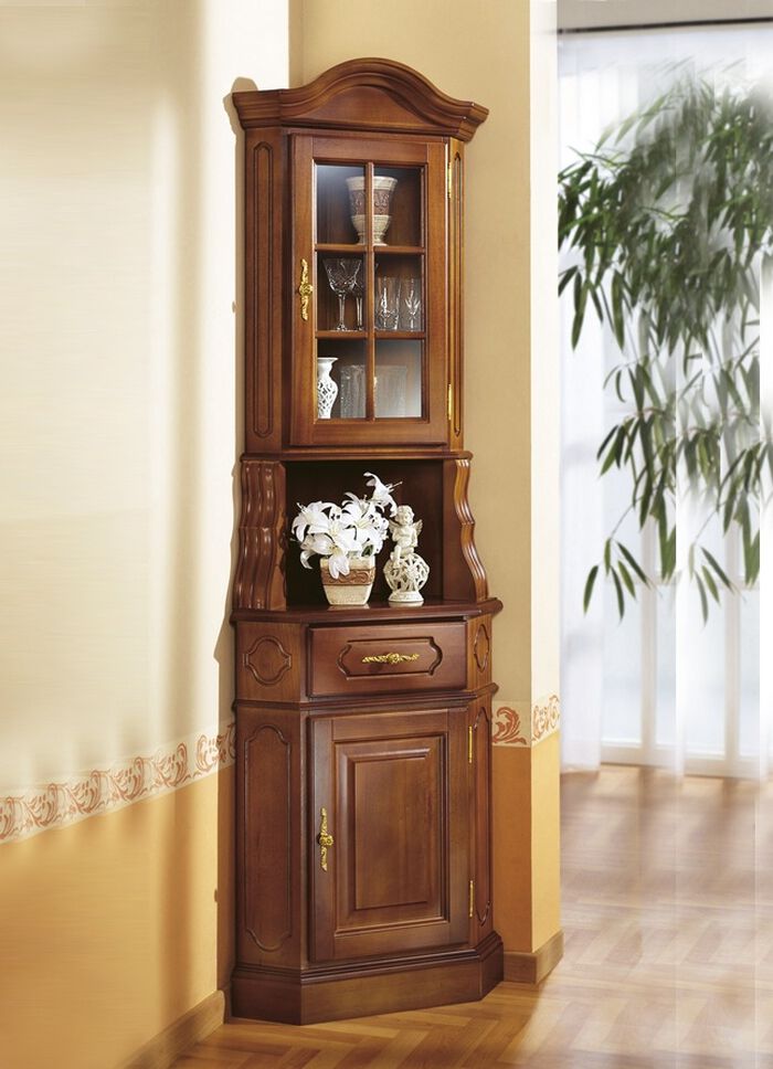 Hoekvitrine met elegante, goudkleurige metalen handgrepen 