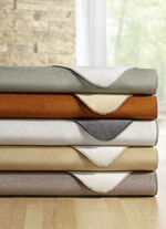 Deken met effen omkeerbare zijkant en gehaakte zoom CREME, NATUUR