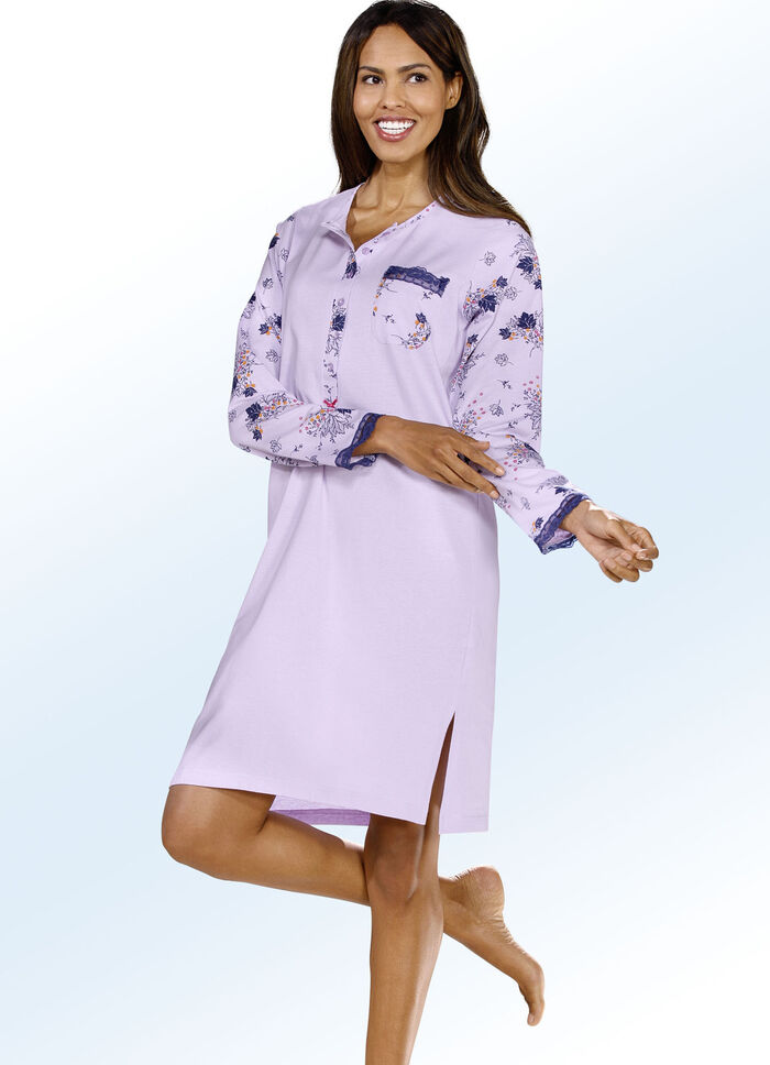 Nachthemd van "Top Ten" gemaakt van biologisch katoen met een lange knoopsluiting 