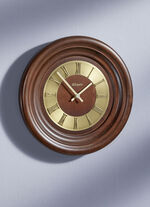 Wandklok van massief hout 