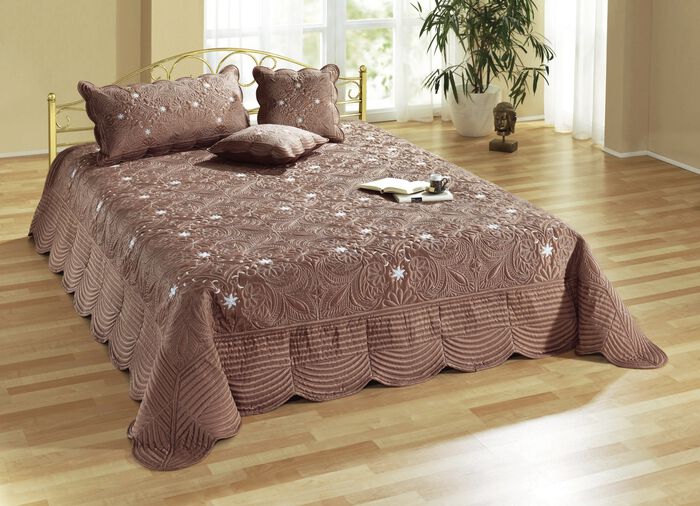 Satijnen kussenslopen en spreien met borduursel 