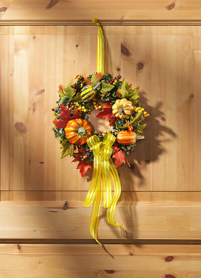 Wandkrans met bonte bladeren, bessen en pompoenen 