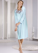 Nachthemd tot op de kuit met rijkelijk geborduurd bloemenkant MUNT