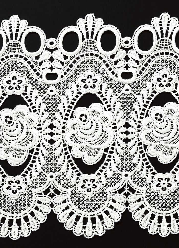 Charmant kort gordijn met roededoorvoer 