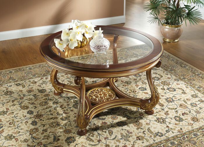 Salontafel met opvallend houtsnijwerk 