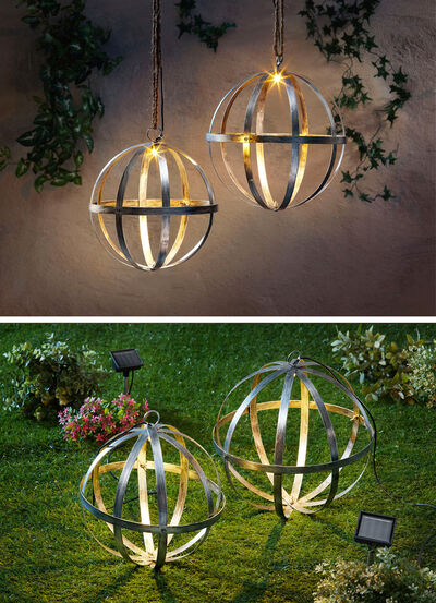 Lamp op zonne-energie met een glanzend zilverkleurig metalen oppervlak  Lamp op zonne-energie met een glanzend zilverkleurig metalen oppervlak