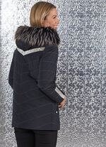 Jasje met zilverkleurige sierstiksels 