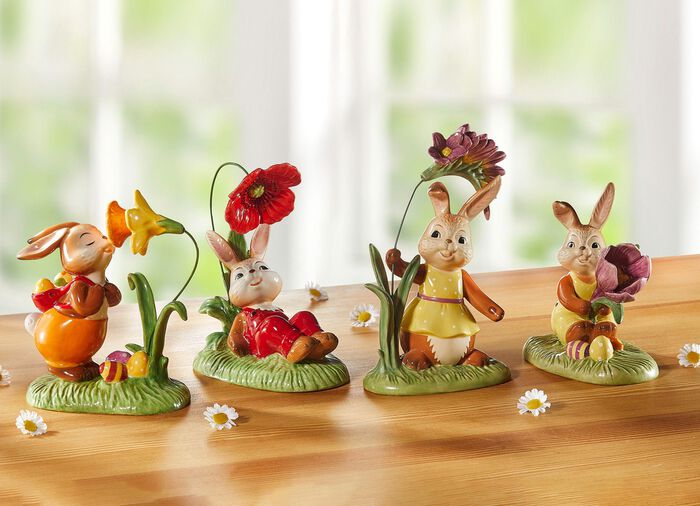 Konijnen met lentebloemen gemaakt van fijn steengoed MULTICOLOR