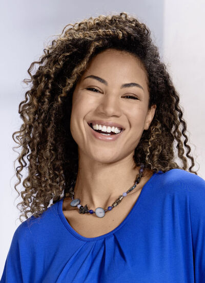 Ketting met diverse sieradenelementen 