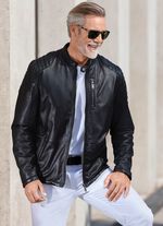 Kort leren jasje met decoratief stiksel 