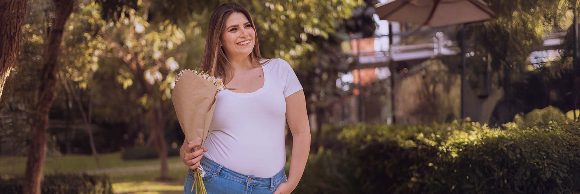 Dame in wit T-shirt met bloemen in haar hand