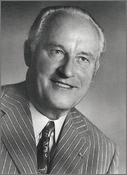 Zwart-witportret van Bruno Bader, de oprichter van het bedrijf.